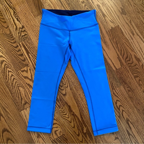 Size 6 Lululemon reversible blue cropped leggings - Picture 5 of 5